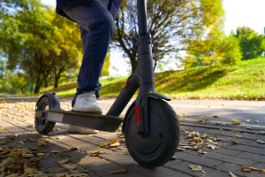 Fuga in ciabatte sul monopattino: si schianta dopo lo scippo