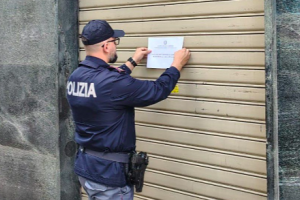 Cocaina nascosta in bocca e false generalità: sospesa la licenza a un bar di Torino
