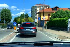 Tampona tre auto, dice che stava mangiando mentre guidava. Si accosta e poi scappa