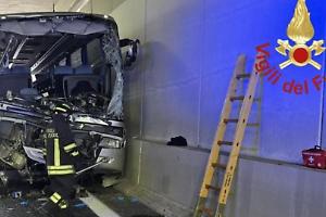 Schianto sulla Pedemontana, muore una maestra durante una gita scolastica: feriti due alunni e l’autista