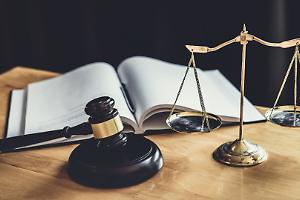 Giallo a Giaveno, ex assicuratore trovato agonizzante in casa: il figlio è indagato per omicidio. “Non l’ho toccato, era caduto”