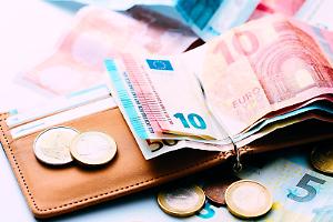 Mustafha trova un portafoglio con 750 euro e lo restituisce