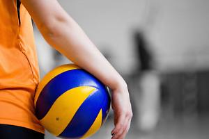 Allenatore arrestato per abusi su due atlete minorenni: bufera sulla pallavolo giovanile