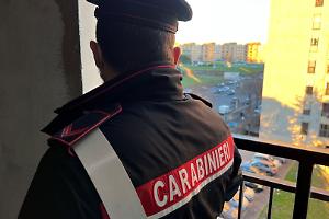 Blitz dei Carabinieri: arrestati cinque occupanti abusivi, uno armato di taglierino tenta di colpire un militare