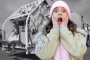 Torino, camion Amiat finisce sul marciapiede e travolge un’auto parcheggiata