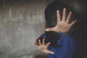 “Sul divano con il cane, mentre il mondo bruciava intorno”. Abusata dal patrigno a 15 anni