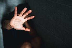 “Vendichiamoci dei nostri ex”: poi la picchia e cerca di stuprarla