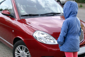 Bambina investita in viale Echirolles a Grugliasco: 83enne rintracciato in poche ore, rischia l’omissione di soccorso