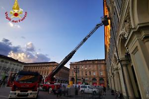Allarme in piazza San Carlo: calcinacci cadono da un edificio, vigili del fuoco in azione