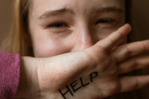 Torino, adolescente accusa lo zio di molestie: tutto parte da una lettera scritta alla madre