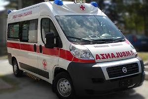 Grave incidente a Ivrea: auto contro moto, due giovani centauri in ospedale