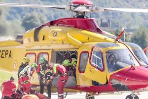 Cade durante la scalata e resta privo di sensi appeso alla corda: salvato in extremis