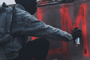 Torino, scritta "Gaza" sotto la lapide del poliziotto ucciso dalle BR