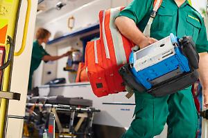 Ragazza di 20 anni precipita dal terzo piano e muore poco dopo al Cto