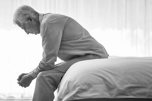 Uomo di 70 anni trovato morto in casa: ipotesi suicidio