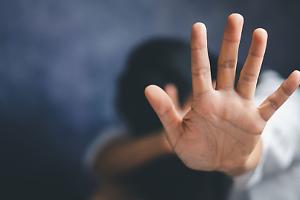 Tenta di strangolarla, poi la perseguita per chiederle scusa: a processo un 25enne