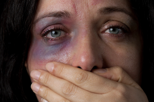 Minacce, insulti e pugni fino a spaccarle la milza: due anni di terrore per madre e figlia di Ciriè