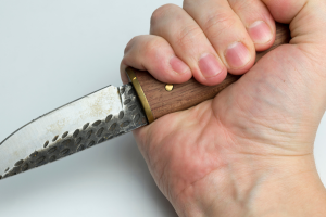 Dramma familiare a Grugliasco: donna accoltellata dal marito davanti alla figlia