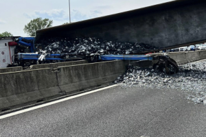 Caos in tangenziale a Torino: tir si ribalta e traffico in tilt