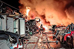 Fiamme nella notte a Carmagnola: incendio in un’area di demolizione, ore di lavoro per i Vigili del Fuoco (FOTO)