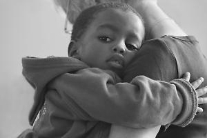 Oltre 3500 minorenni orfani di femminicidio in Italia: i “figli invisibili” che lo Stato dimentica