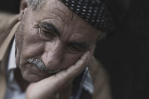 Uomo trovato morto in casa dopo giorni: la tragedia silenziosa della solitudine