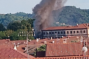 Ex mulino Re  in fiamme, nube nera sul paese