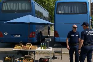 Blitz a Torino: fermati due autobus moldavi con mercato illegale su ruote