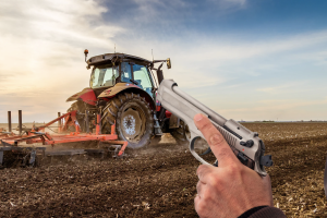 Agricoltore di Chivasso mandato sul lastrico da una banda di finti procuratori armati e spregiudicati