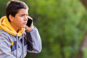 Gli tolgono lo smartphone e va in crisi di astinenza come un qualsiasi "drogato"