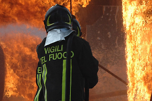 Incendio nella notte: in fiamme un deposito vicino alle case