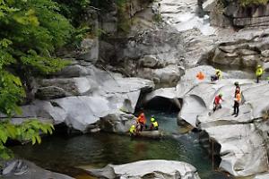 Scivola nella gola rocciosa, bambino salvato per miracolo
