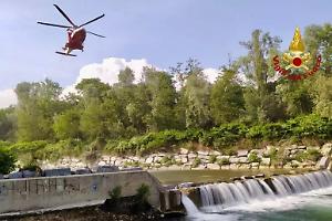 Trovato morto in un torrente: soccorritori e sommozzatori tentano il salvataggio, ma è troppo tardi