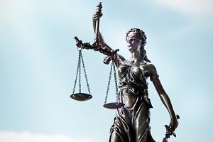 Tradimento istituzionale: a Torino, condannati dipendenti pubblici per circonvenzione d'incapace