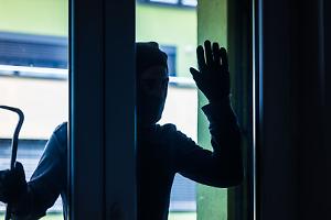 Maxi blitz contro i furti in casa: sequestrati denaro, armi e refurtiva