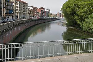 Ponte Rossini, ragazza con le gambe nel vuoto: due poliziotti la salvano prima del salto