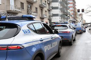Trascina una ragazza con l’auto per rubarle la borsa: arrestato a Torino