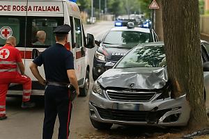 Leini, auto fuori controllo si schianta contro un albero