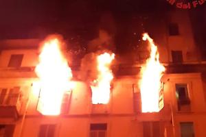 Donna si lancia dal quinto piano per sfuggire alle fiamme