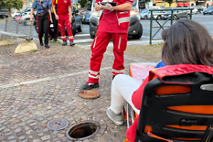 Tombino killer in piazza d’Armi: donna ci finisce dentro con una gamba