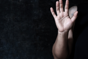 Uccide la moglie e si getta dal tetto, avevano 3 figli