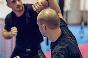 Coltellate al supermercato: 26enne ferito da un pensionato a Chieri