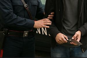 Rapina violenta: 28enne pregiudicato aggredisce un passante. Era armato