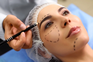 Chirurgia estetica abusiva a Torino: scoperto laboratorio clandestino in un negozio di acconciature