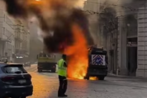 Fiamme in piazza Solferino: incendio colpisce mezzo Amiat dopo il Torino Pride