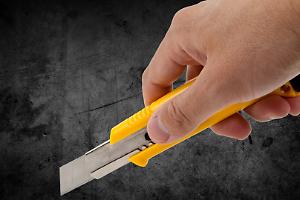 17enne si taglia in strada: corsa in ospedale