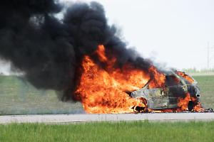 Tampona un camion e l’auto prende fuoco: paura sulla Torino-Aosta