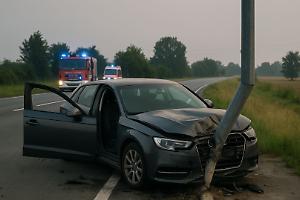 Paura all’alba alle porte di Rivarolo Canavese: auto fuori controllo centra un lampione