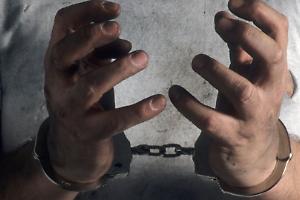 Torna sotto casa della moglie nonostante il divieto e tenta il suicidio: arrestato a Vercelli