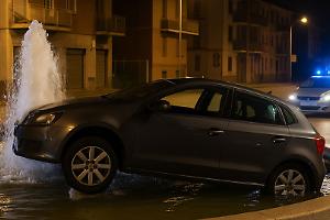 Borgaro, colpo di sonno nella notte: finisce nella fontana della rotonda